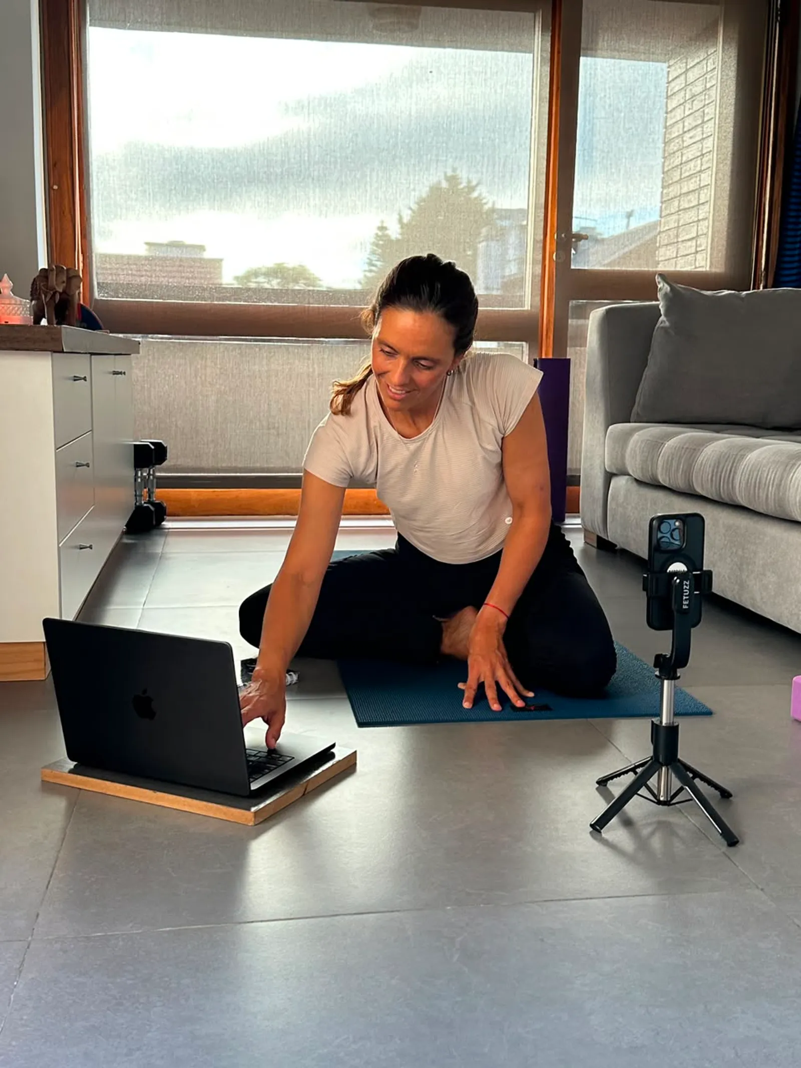 Alejandra Crocco preparando una clase de yoga online
