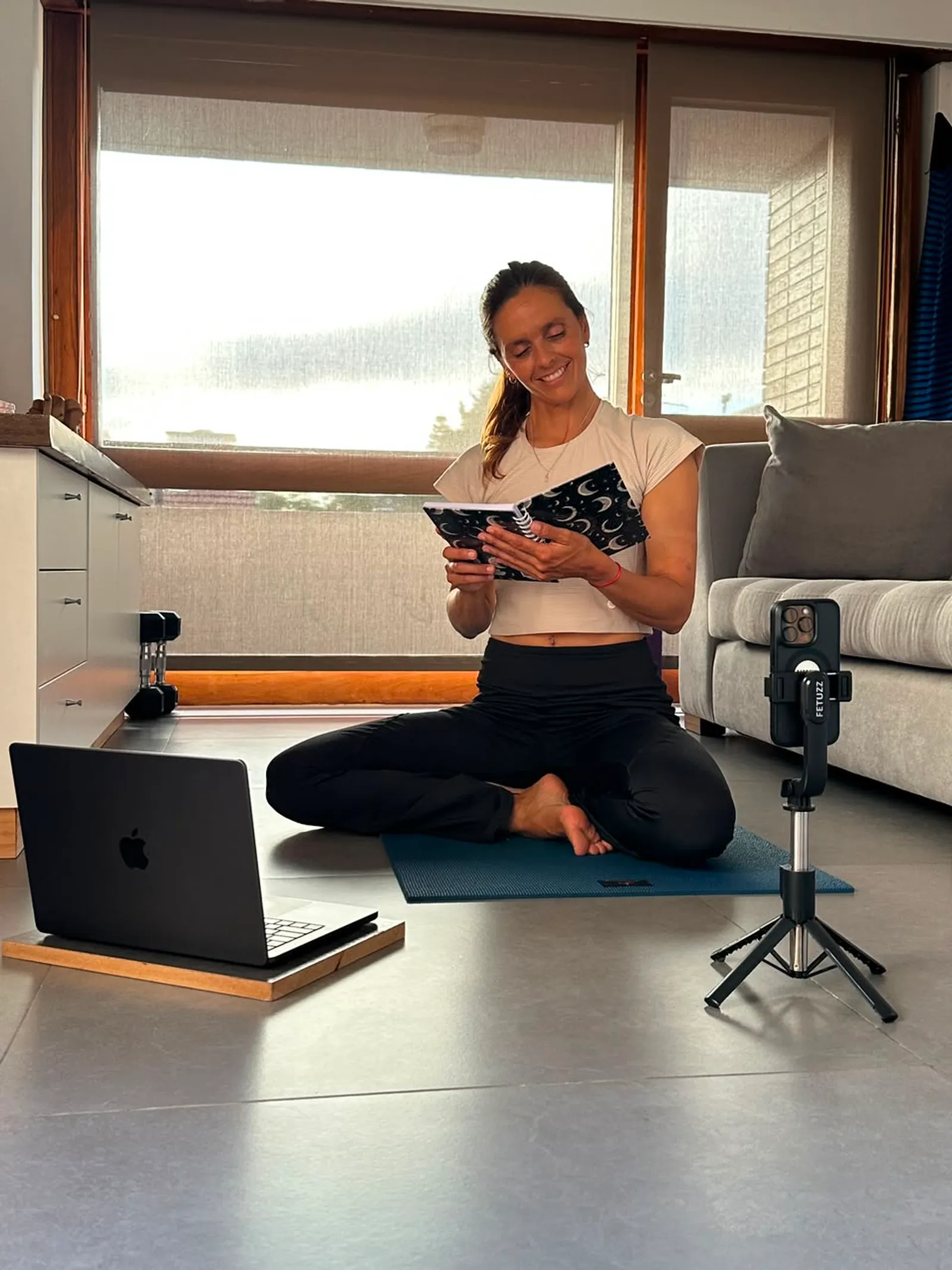 Alejandra Crocco planificando una clase de yoga online