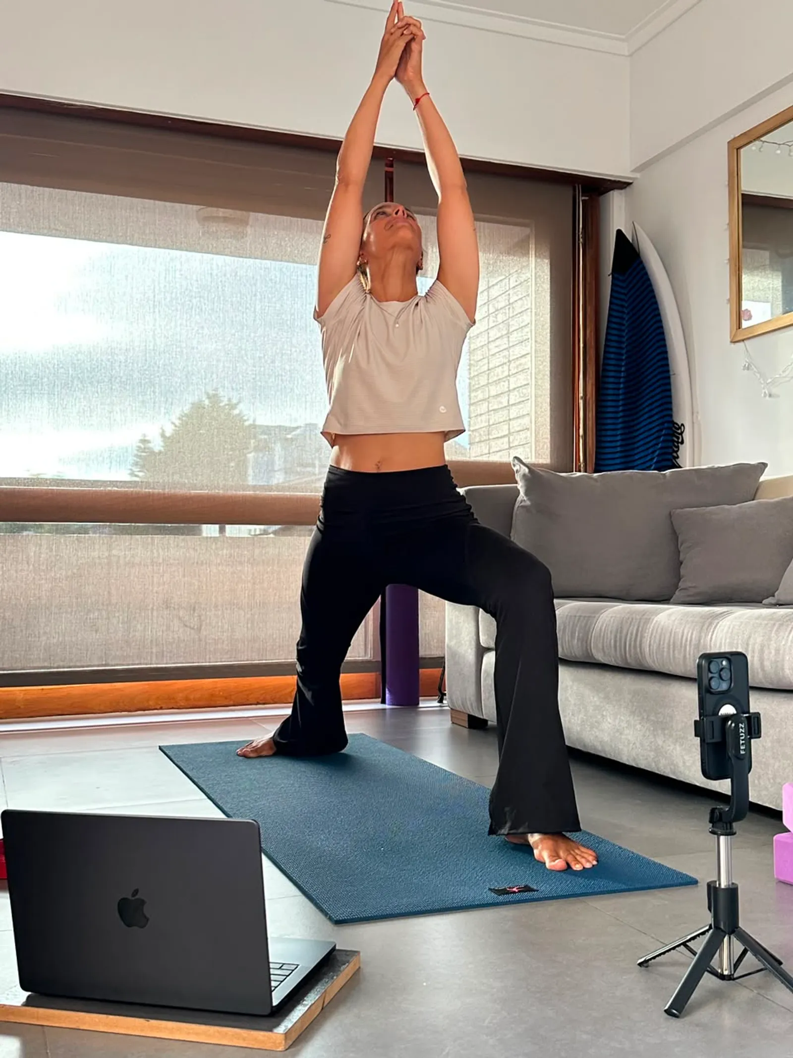 Alejandra Crocco guiando una práctica de yoga online