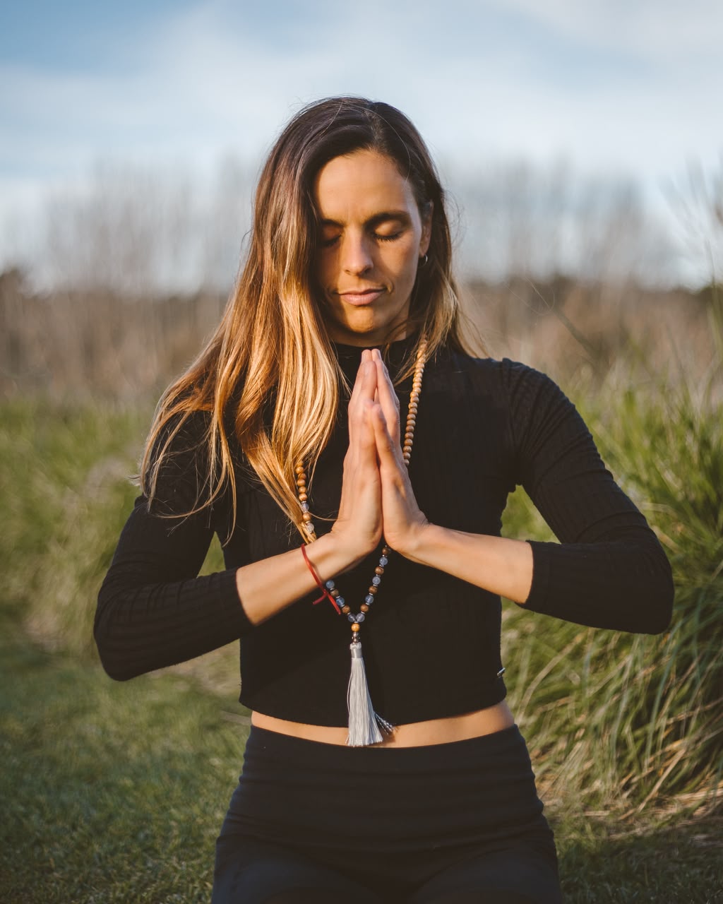 Alejandra Crocco en meditación, manos en anjali mudra